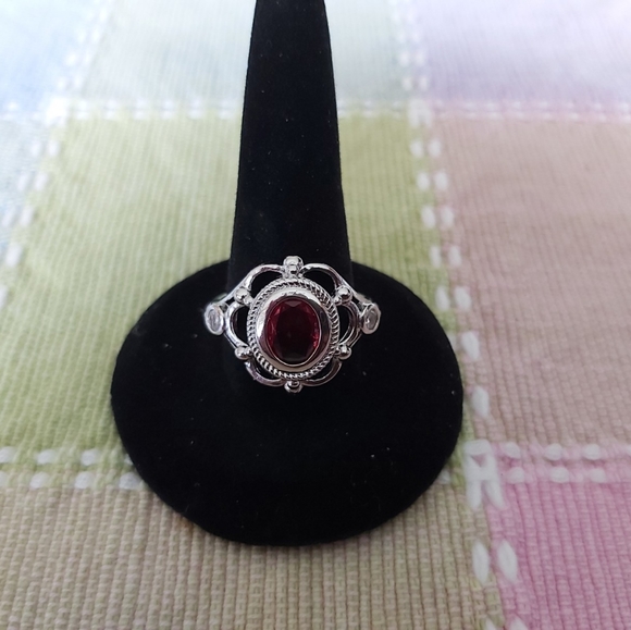 Silver tone, ruby colored stone ornate ring - Picture 3 of 4